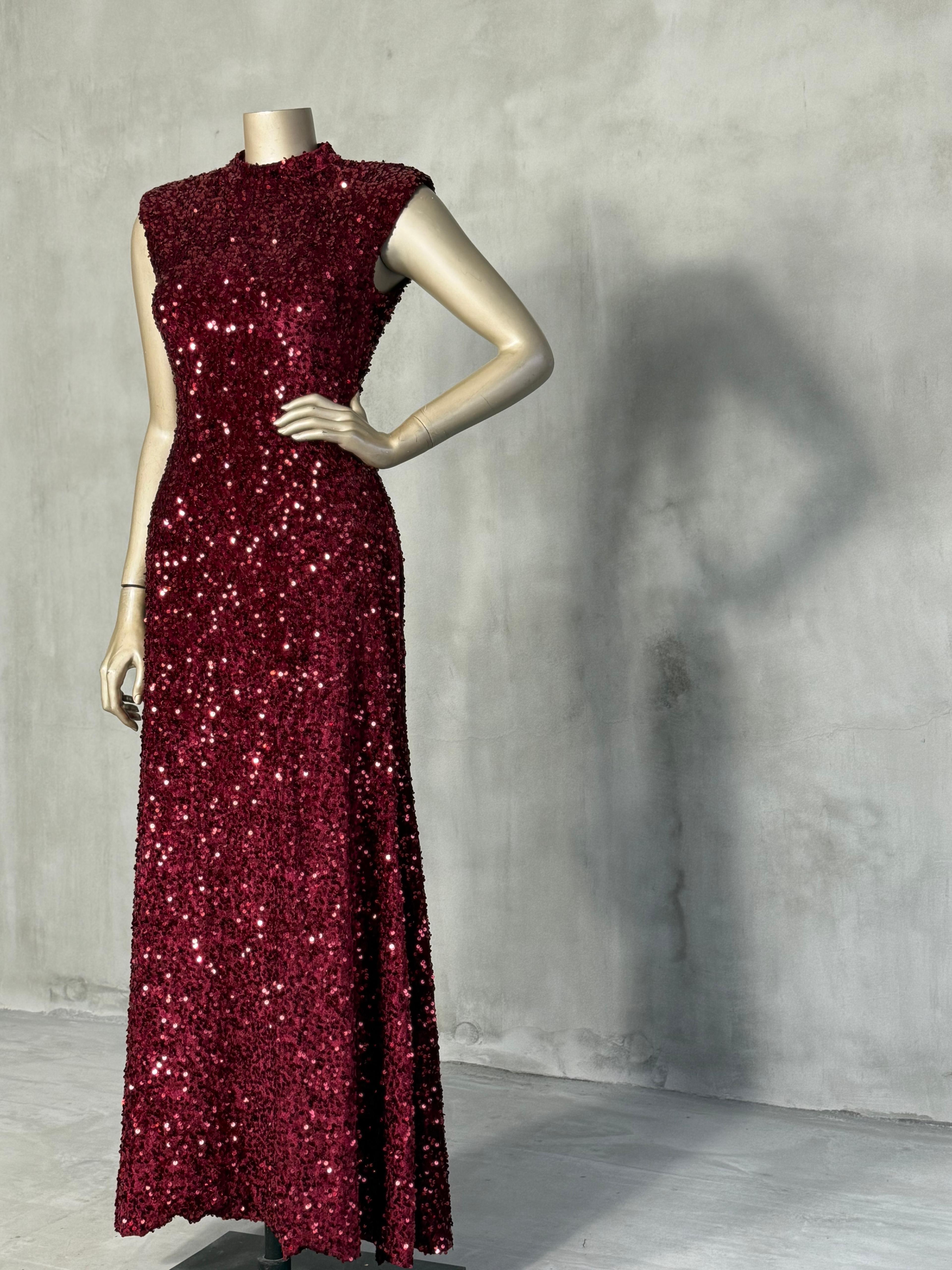 Vatkalı Kadife Kumaş Üzerine Payetli Balık Elbise (Bordo)