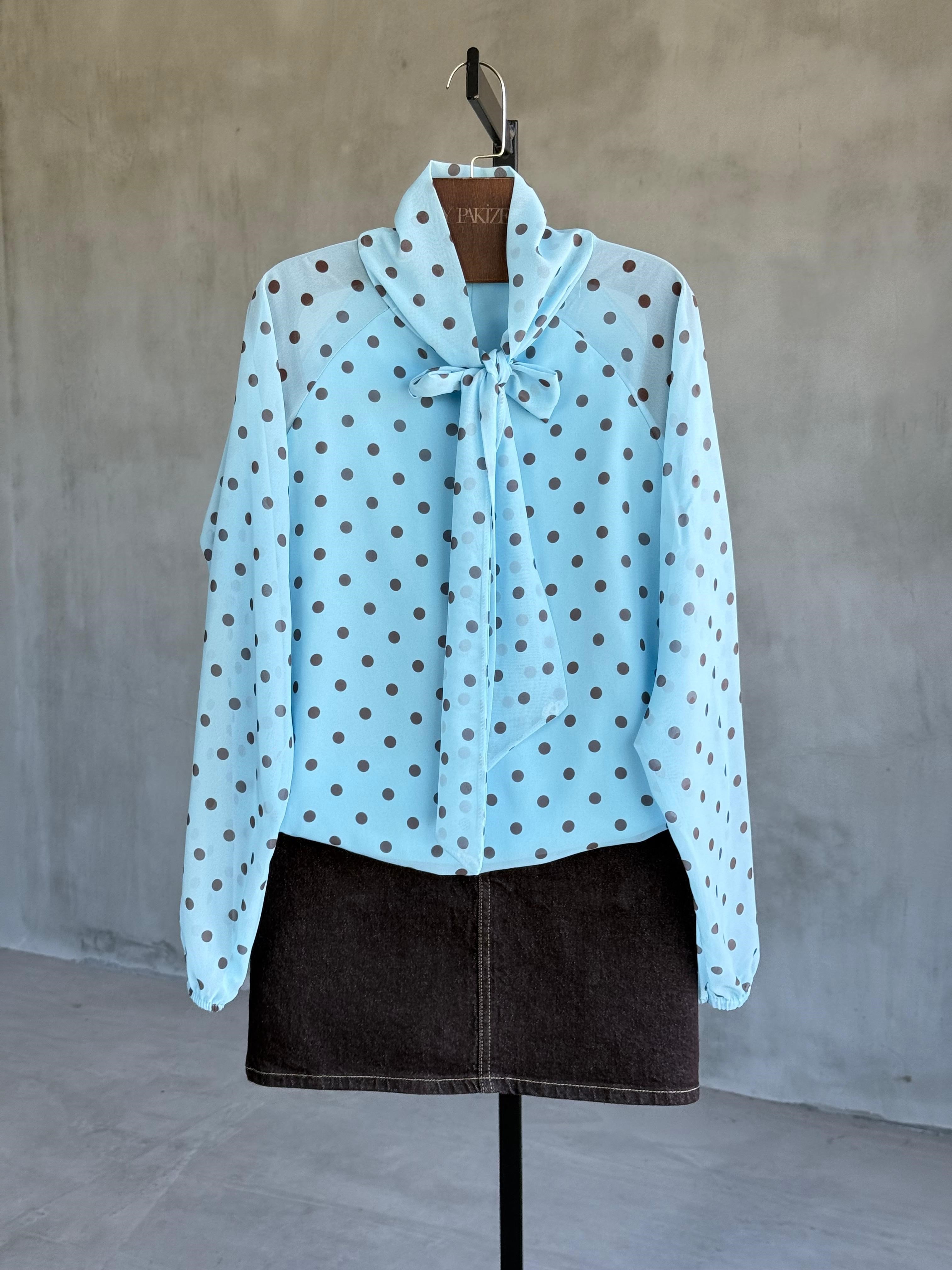 Vintage Boyun Bağlamalı Puantiyeli Gömlek (Bebe Mavisi)