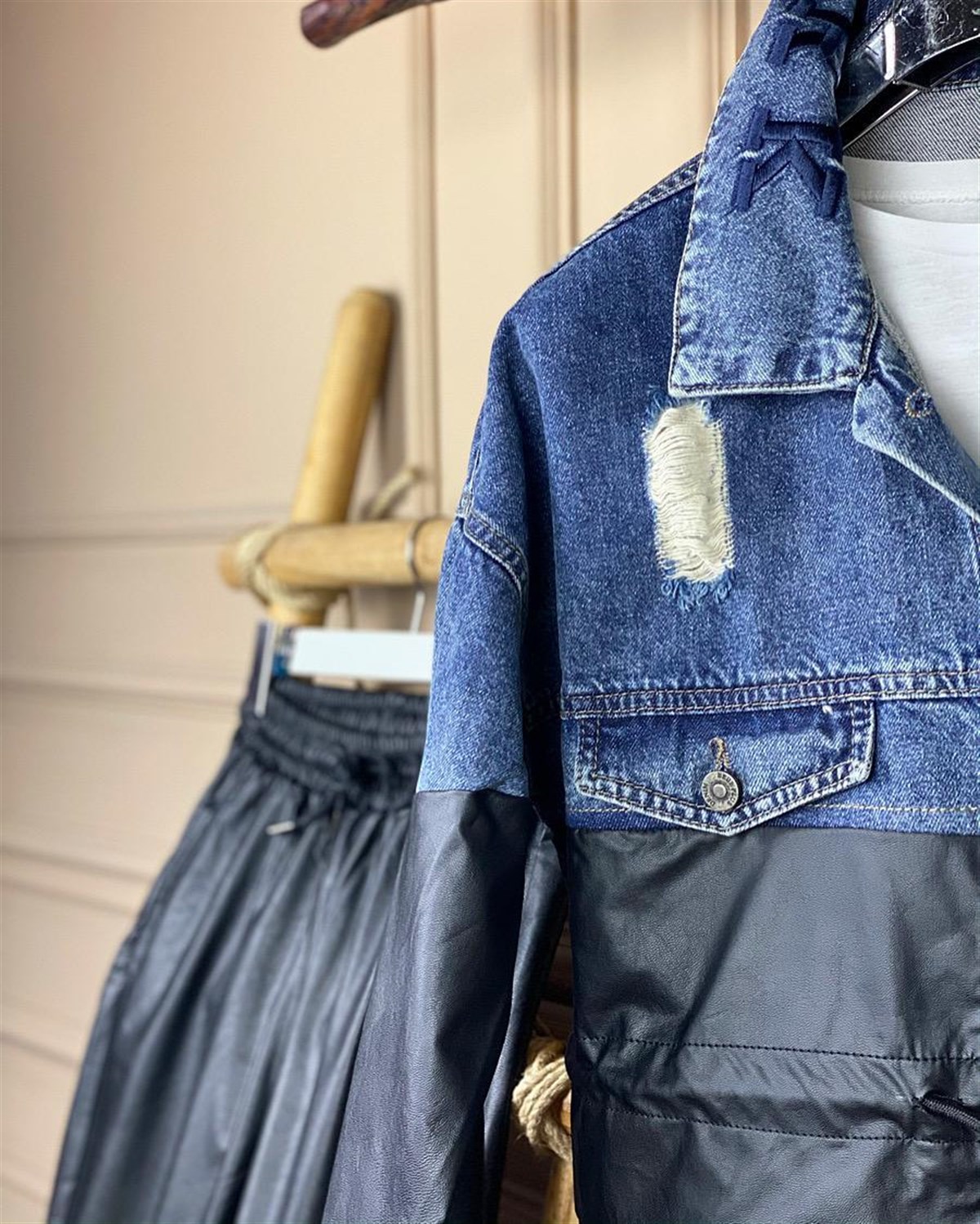 Yakaları Nakışlı Yumuşak Deri Detaylı Beli Büzgülü Kot Ceket