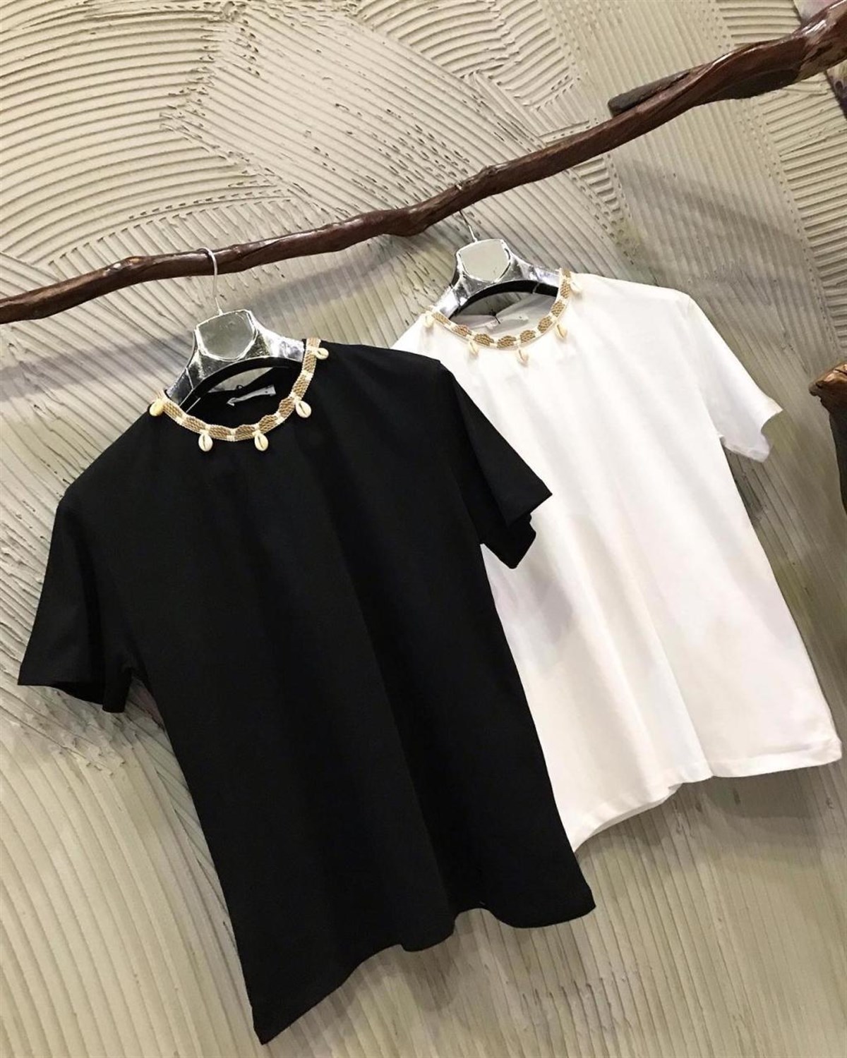 Yakası Hasır ve Deniz Kabuğu Detaylı Tshirt ( BEYAZ & SİYAH)