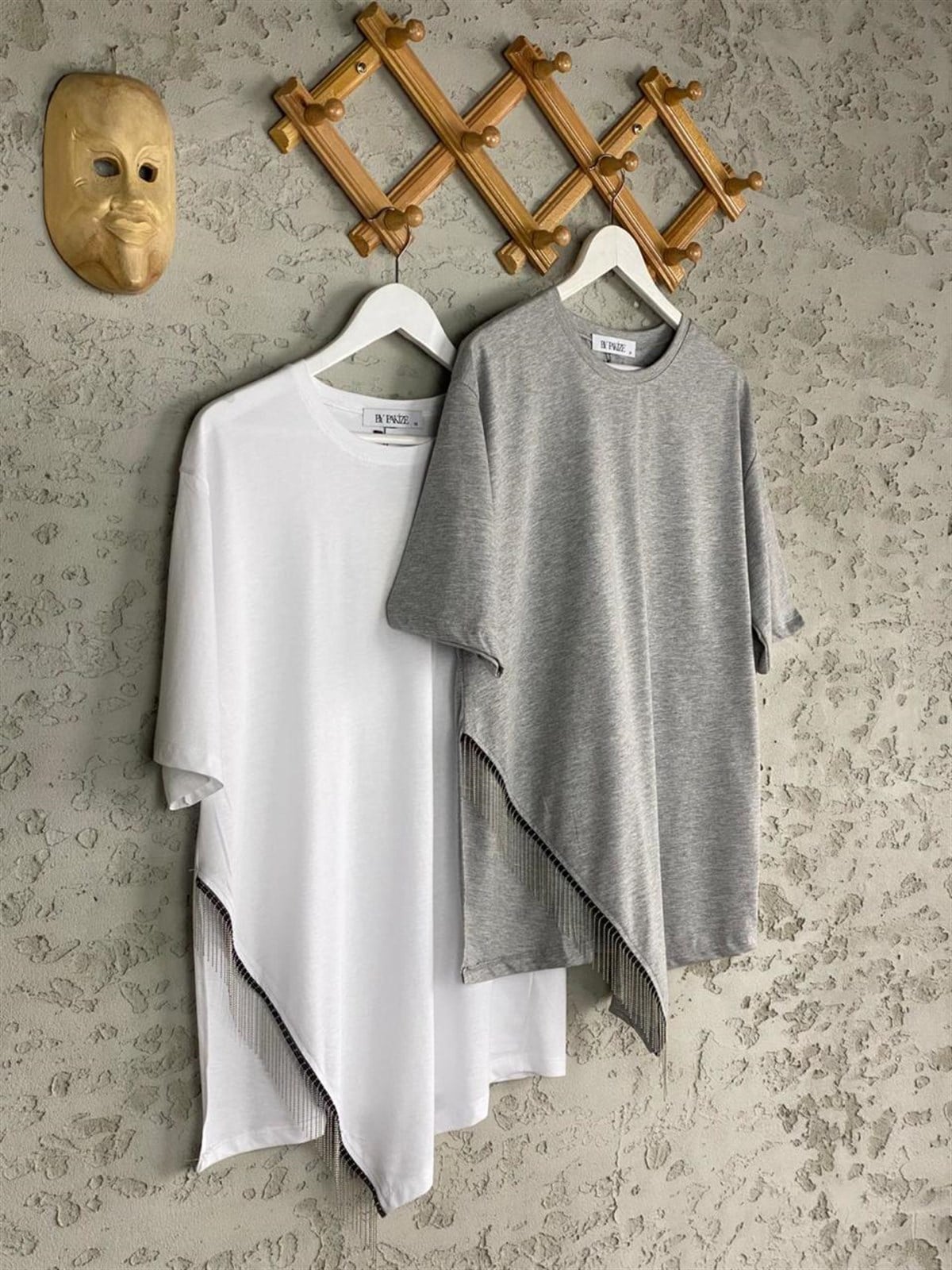 Yanı Yırtmaçlı Zincir Detaylı Tshirt (Beyaz/Gri)