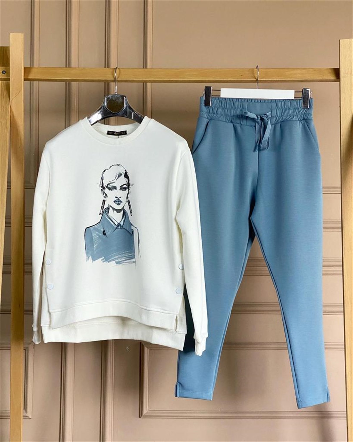 Yanları Düğmeli Kadın Figürlü Sweat