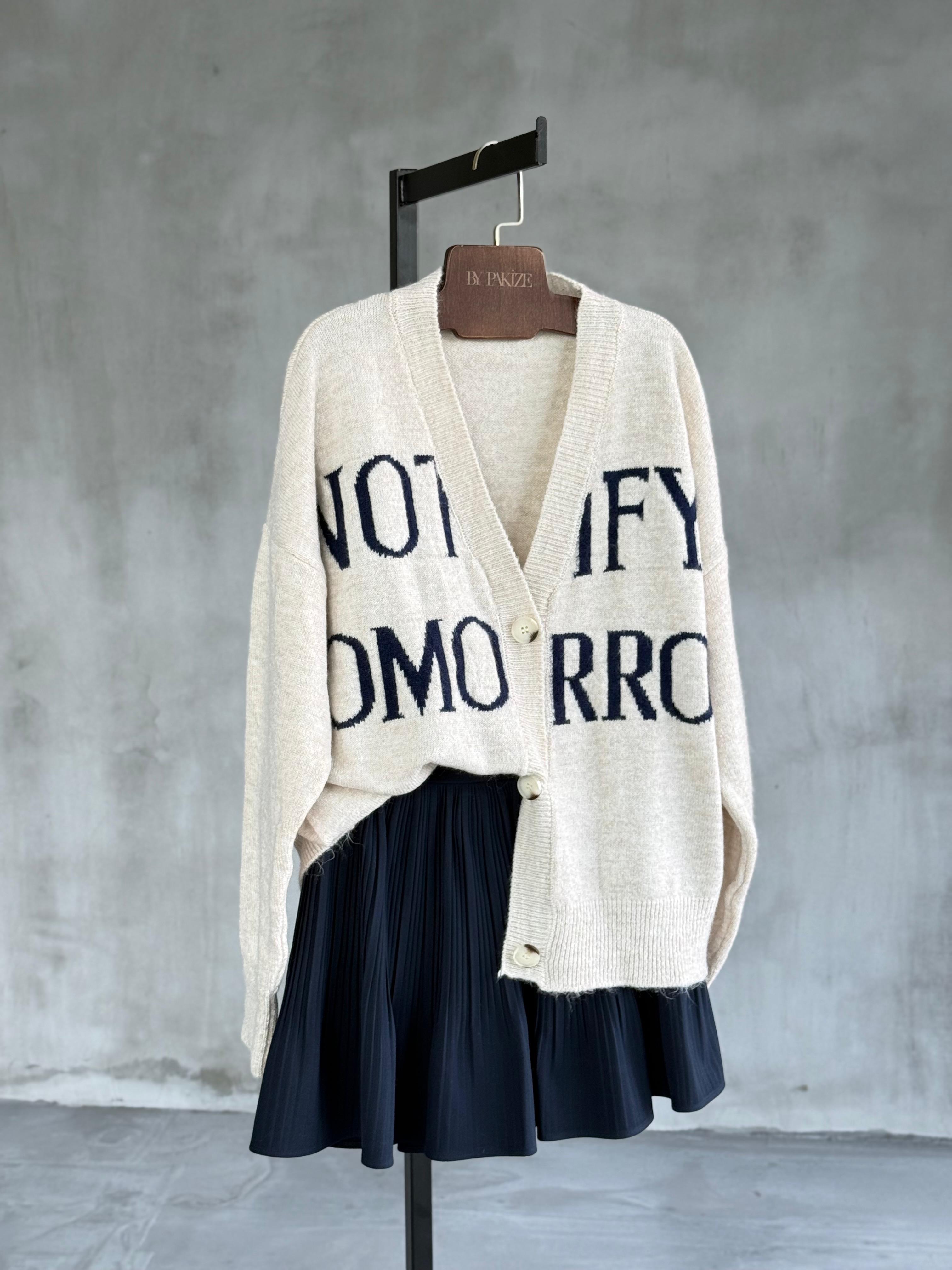 Yazı Desenli Düğmeli Oversize Triko Hırka (Taş)