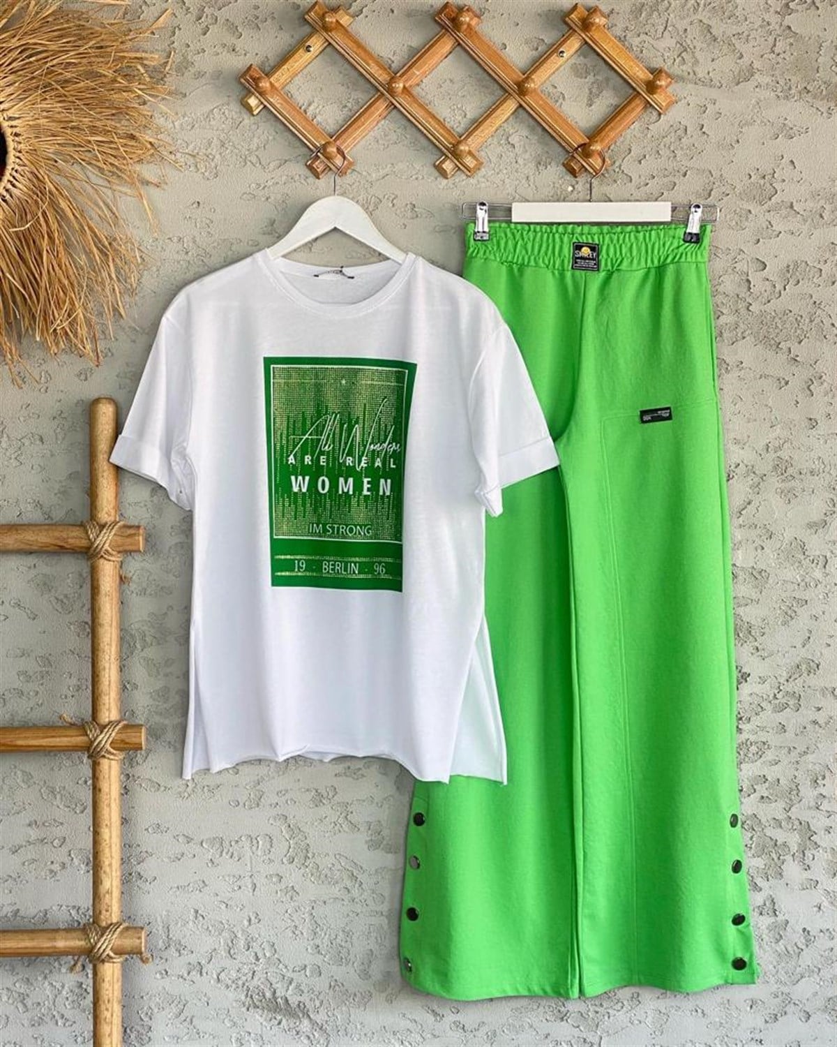 Yazı Detaylı İşlemeli Tshirt
