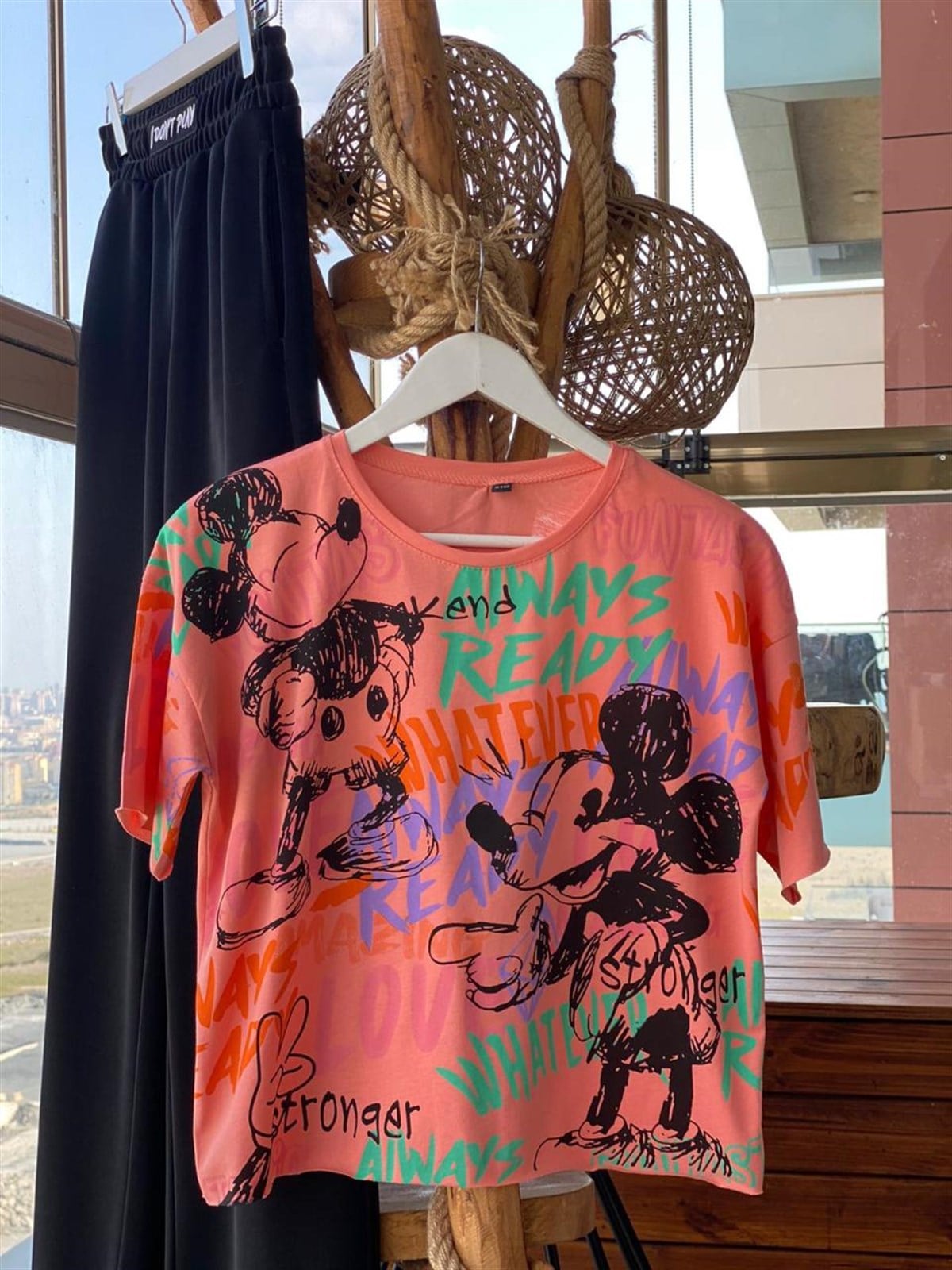 Yazı ve Çizgi Karakter Baskılı Tshirt