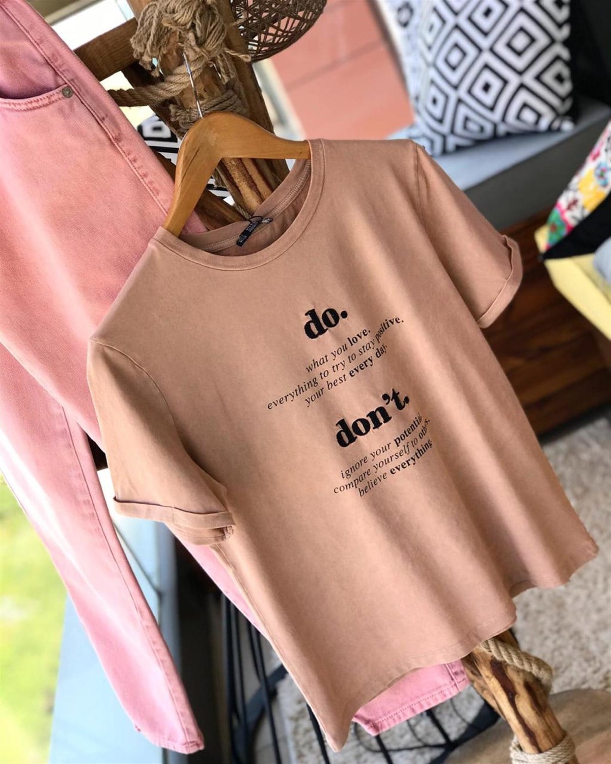 Yıkamalı Kolları Katlamalı Nakış Detaylı Tshirt
