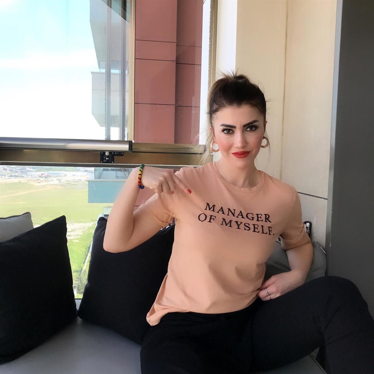 Yıkamalı Kumaş Kolları Duble Katlamalı Yazı Nakışlı Tshirt