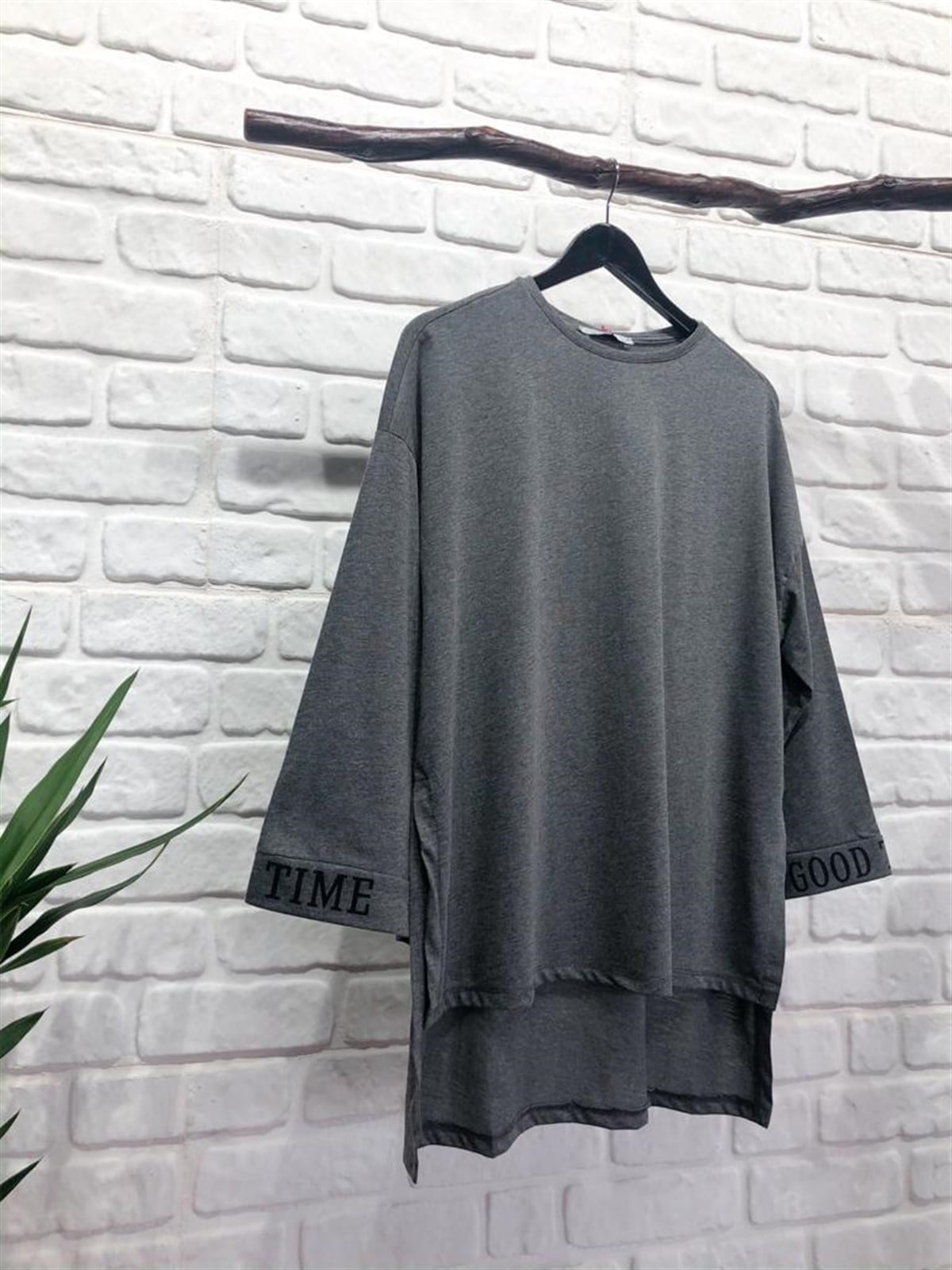 Yırtmaçlı Kolu Baskı Detaylı Tshirt (ANTRASİT)