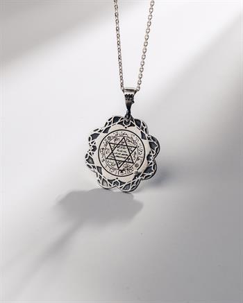 Çift Taraflı Allah Lafzı ve Süleyman Mührü İşlemeli 925 Ayar Gümüş Kolye (30 mm)