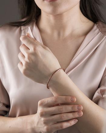 Dövme Model Ajda Bakır Bilezik