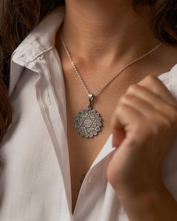 Papatya Formlu Süleyman Mührü İşlemeli 925 Ayar Gümüş Kolye (30 mm)