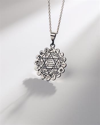 Papatya Formlu Süleyman Mührü İşlemeli 925 Ayar Gümüş Kolye (30 mm)