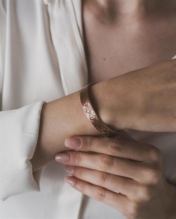 Sarmal Sarmaşık Desenli ve Dua İşlemeli Bakır Bilezik (Zeolit Taşı)