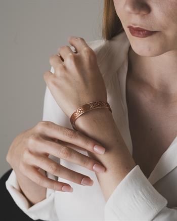 Zik Zak Kare Motifli ve Dua İşlemeli Bakır Bilezik (Zeolit Taşı)