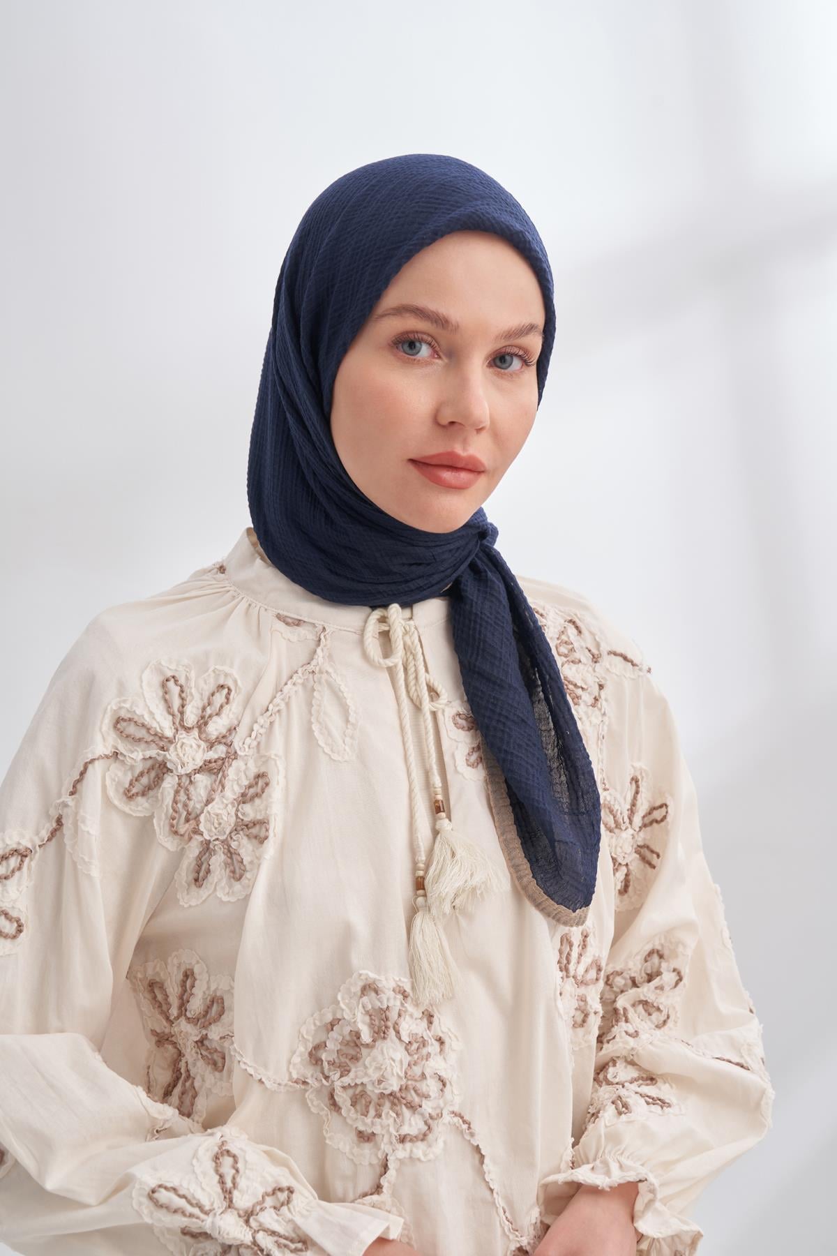 Armanda Müslin Biyeli Eşarp 3353-Lacivert