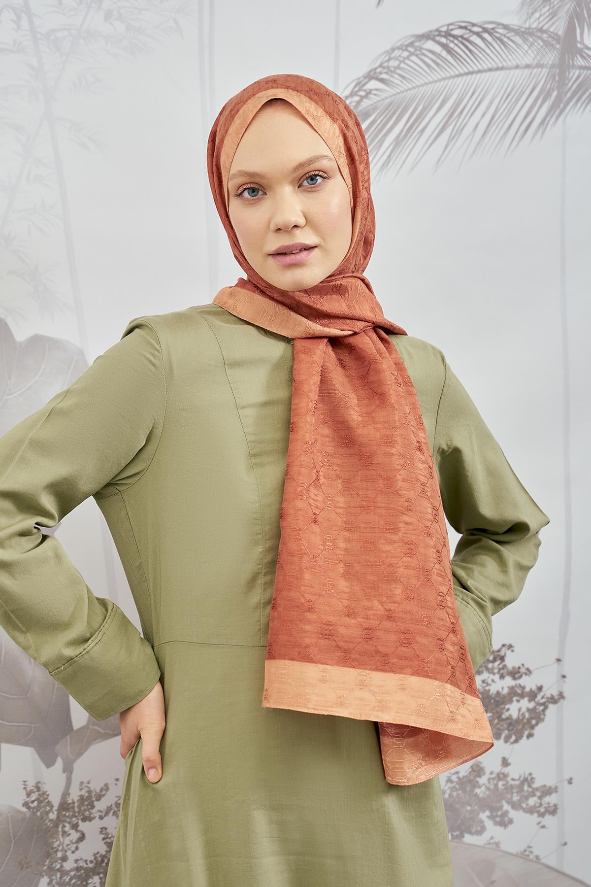 Armanda Zincir Monogram Desenli Şal 3042-Kiremit
