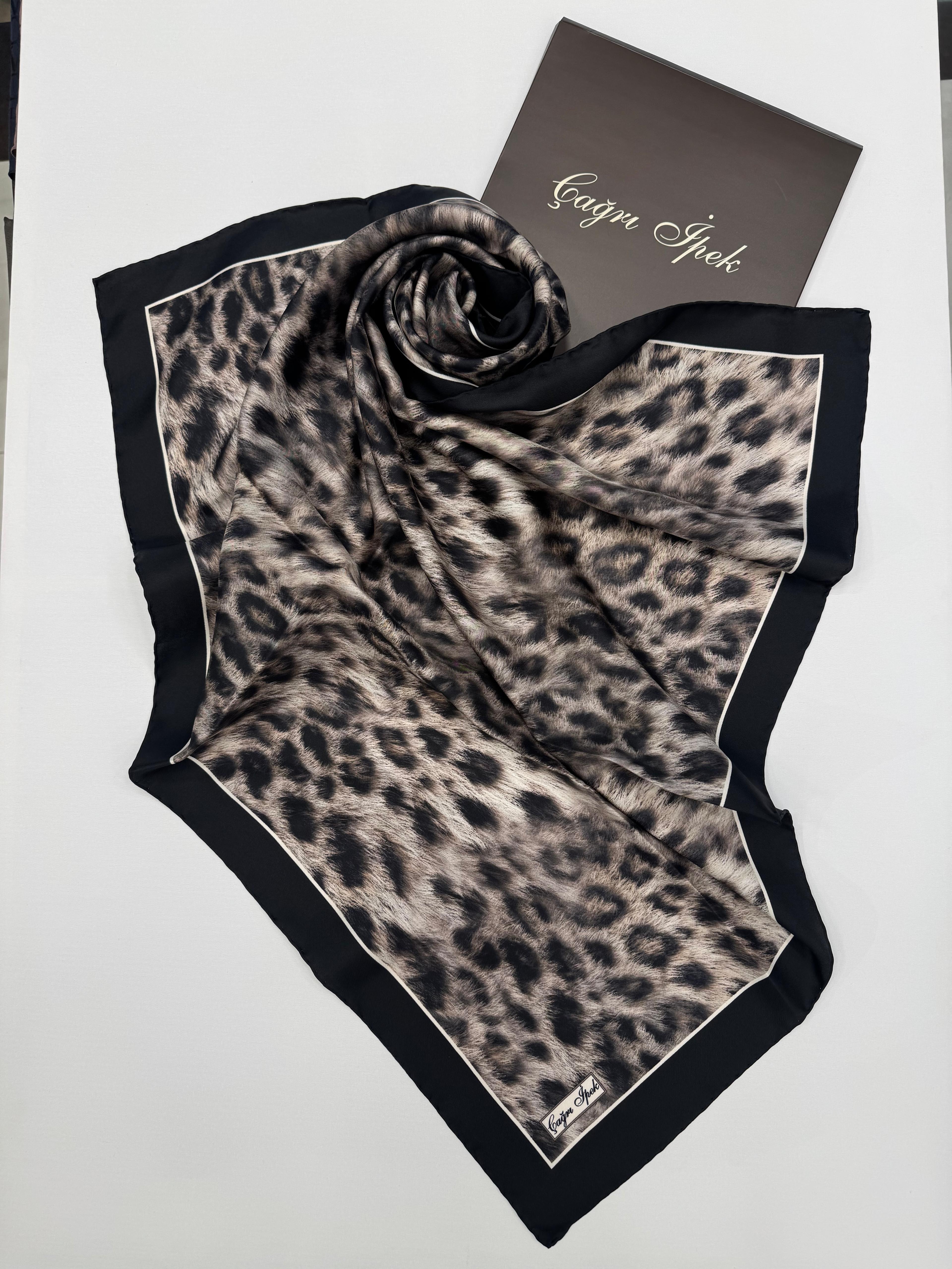 Çağrı İpek Leopar Desen Tivil İpek Eşarp 16032025-Siyah Gri