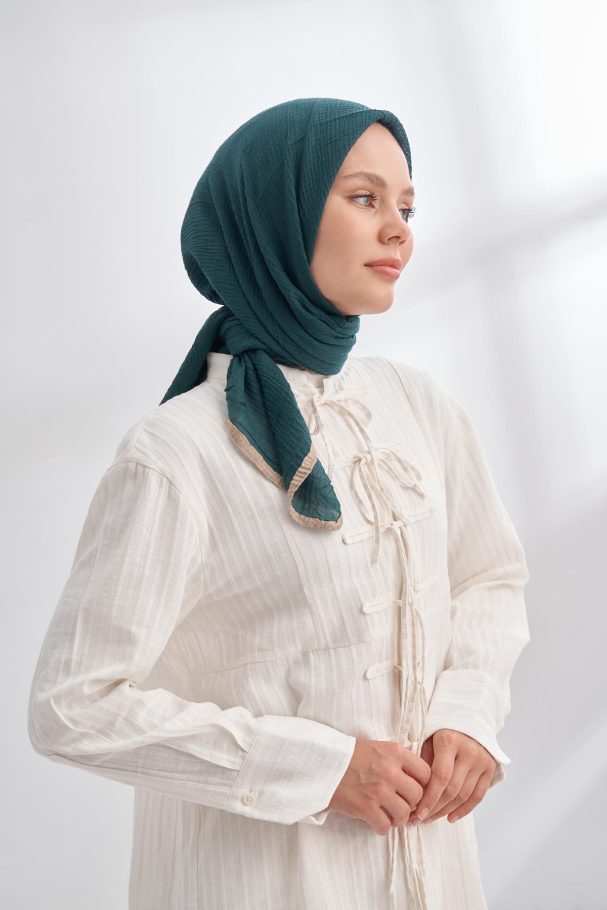 Armanda Müslin Biyeli Eşarp 3353-Zümrüt