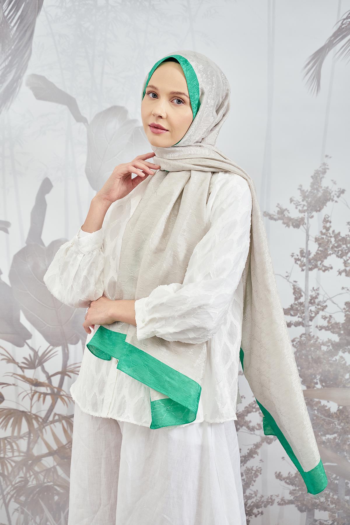 Armanda Zincir Monogram Desenli Şal 3042-Taş Benetton