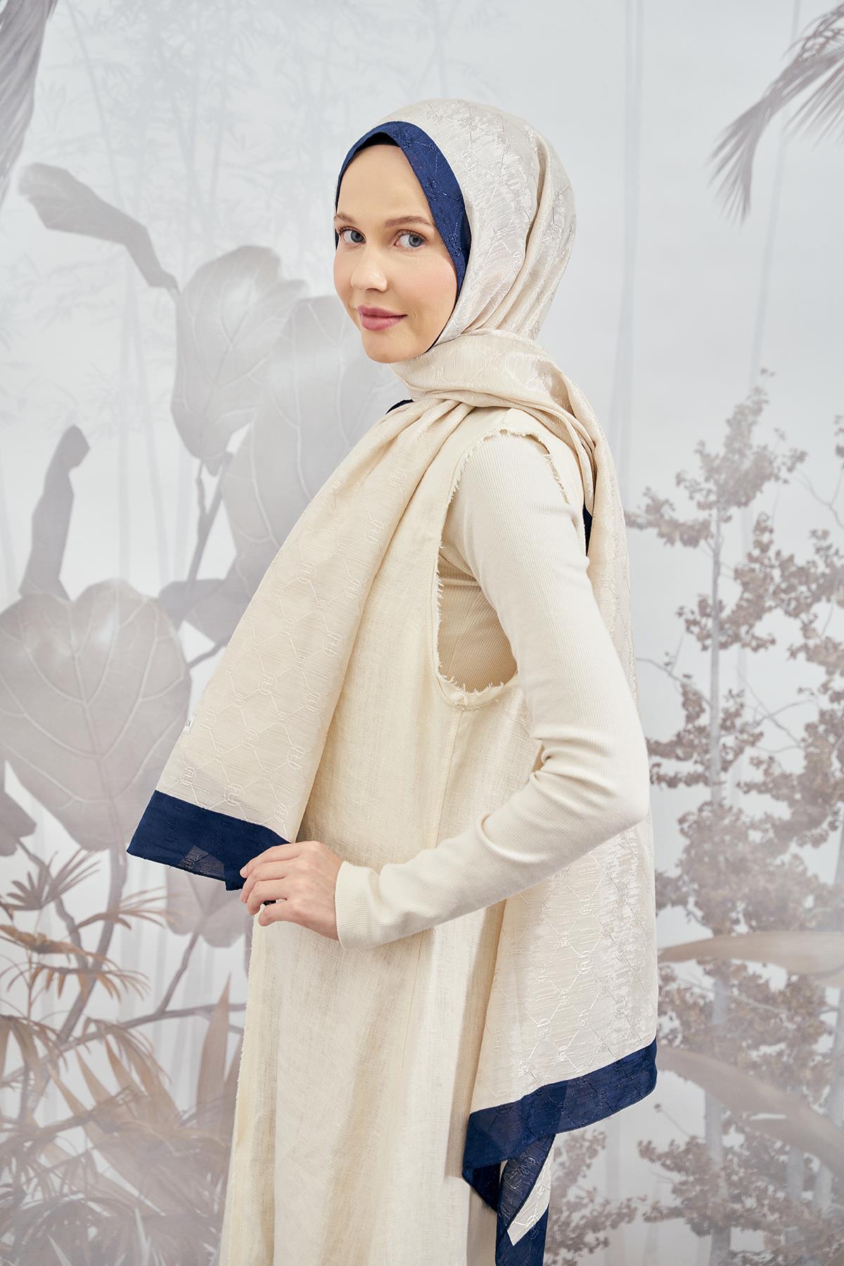 Armanda Zincir Monogram Desenli Şal 3042-Lacivert Bej