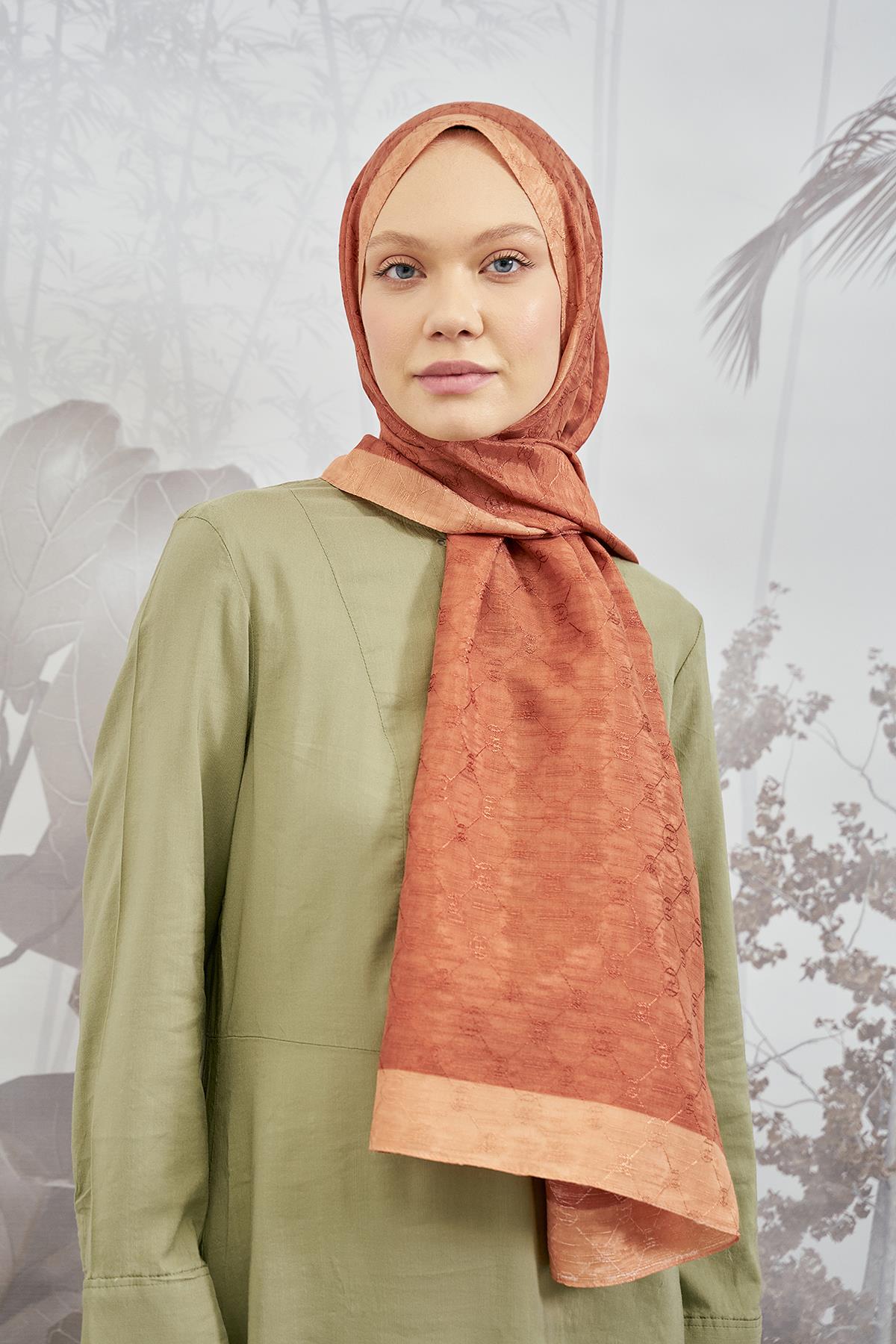 Armanda Zincir Monogram Desenli Şal 3042-Kiremit