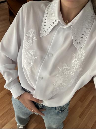 BEYAZ DANTEL İŞLEMELİ GÖMLEK