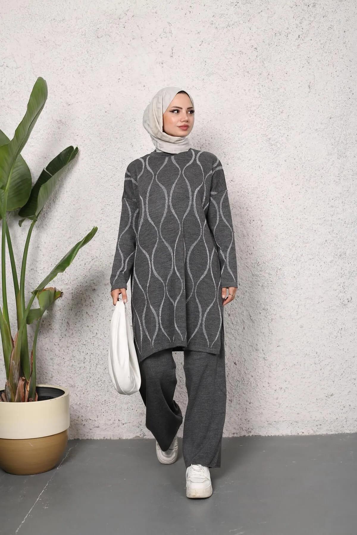 KADIN MODEST DALGA DESENLİ YANDAN YIRTMAÇLI SİMLİ GRİ TRİKO TUNİK