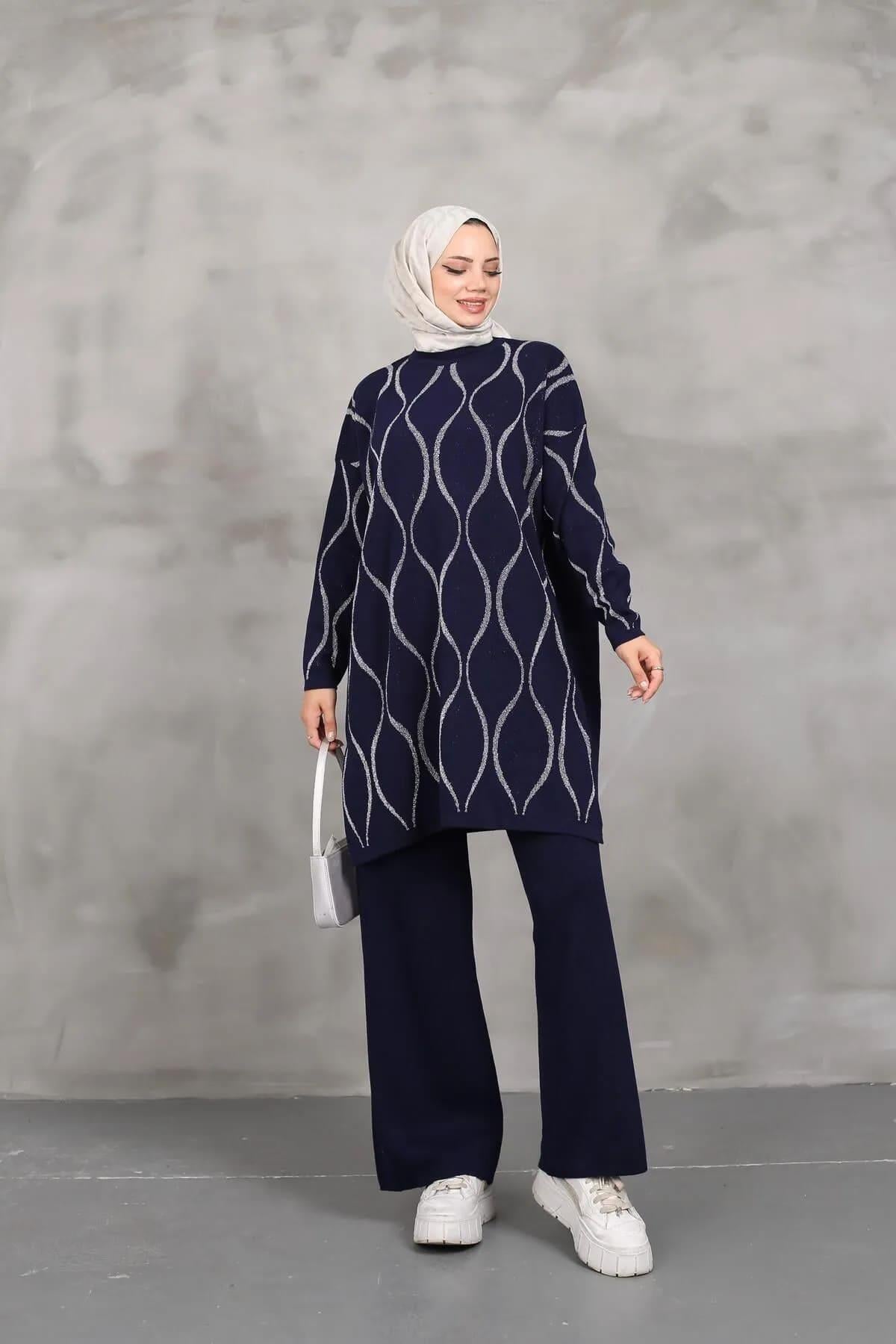 KADIN MODEST DALGA DESENLİ YANDAN YIRTMAÇLI SİMLİ LACİVERT TRİKO TUNİK