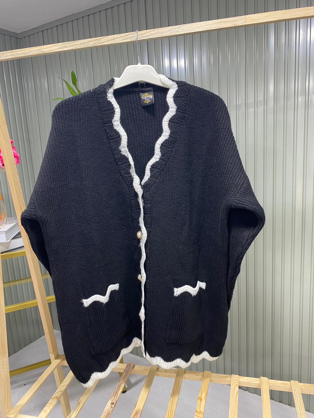 Kadın Siyah V Yaka Dalgalı Kenarlı Salaş Triko Hırka