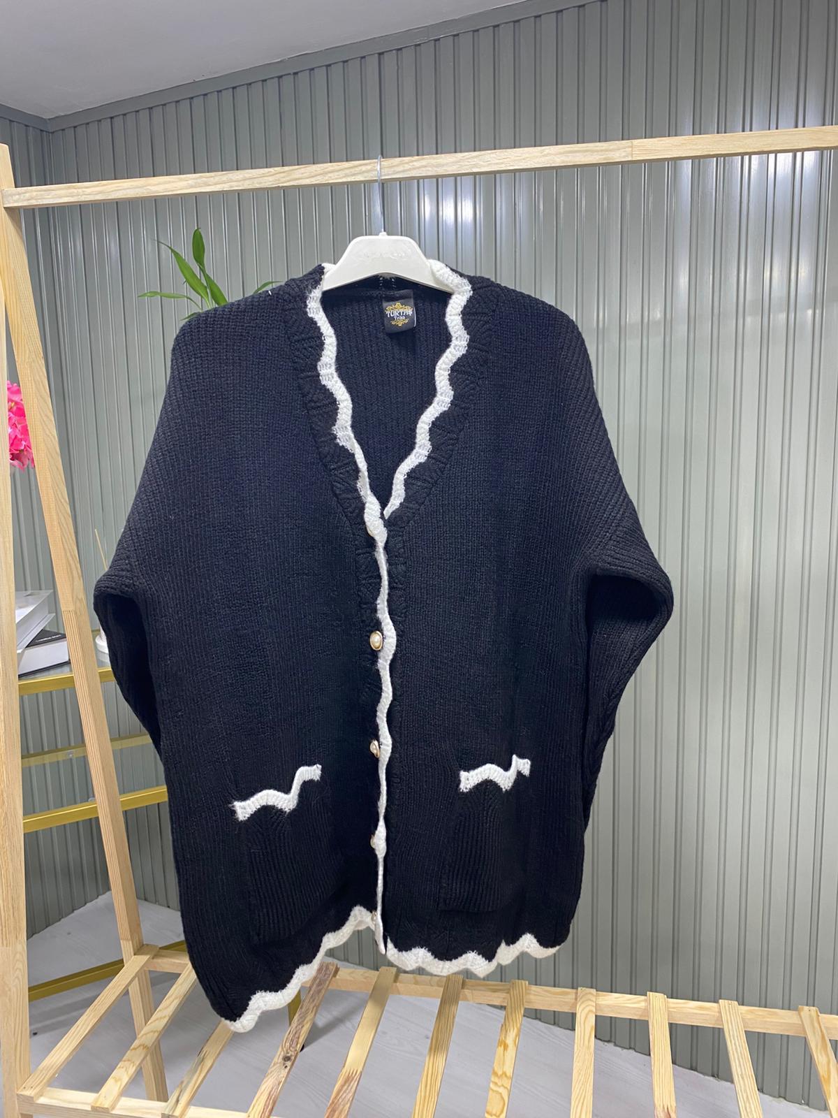 Kadın Siyah V Yaka Dalgalı Kenarlı Salaş Triko Hırka