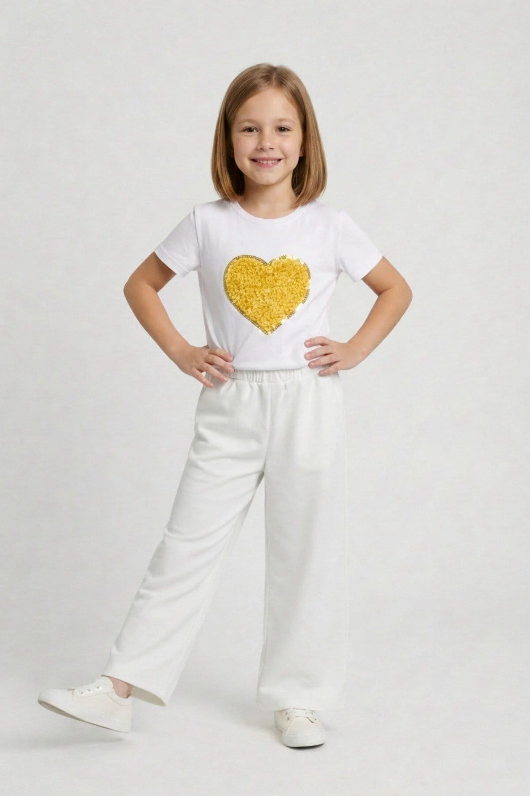 Kız Çocuk Pembe Kalp Tişört Beyaz Geniş Paça Pantolon 23 Nisan Gösteri Kıyafeti