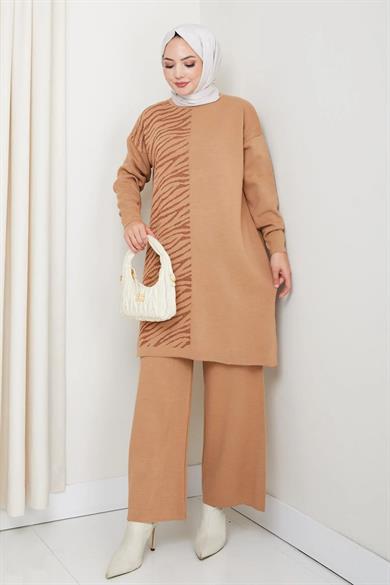 Kadın Bej Zebra Desenli Triko Tunik – Uzun Kol Rahat Kalıp