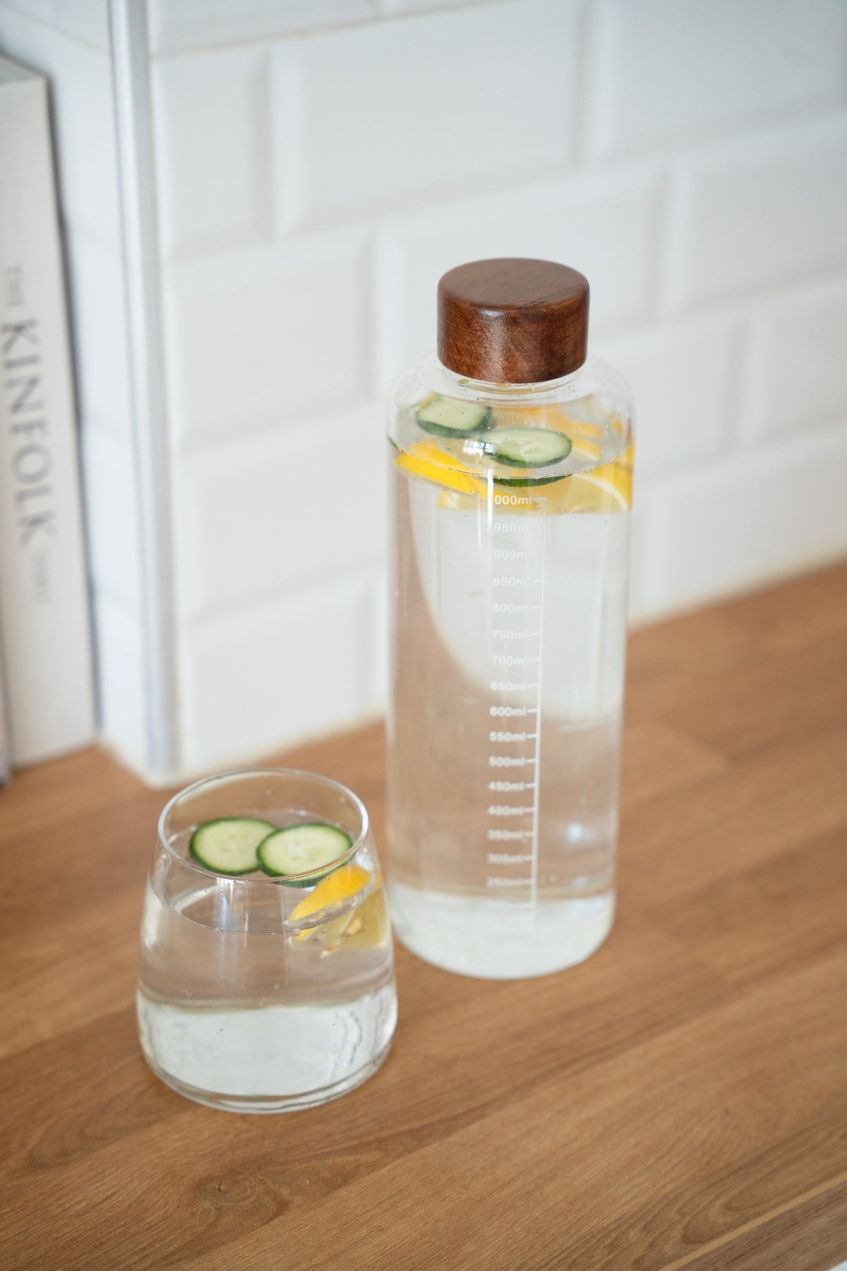 Akasya Kapaklı Ölçekli Cam Matara - 1000 ML