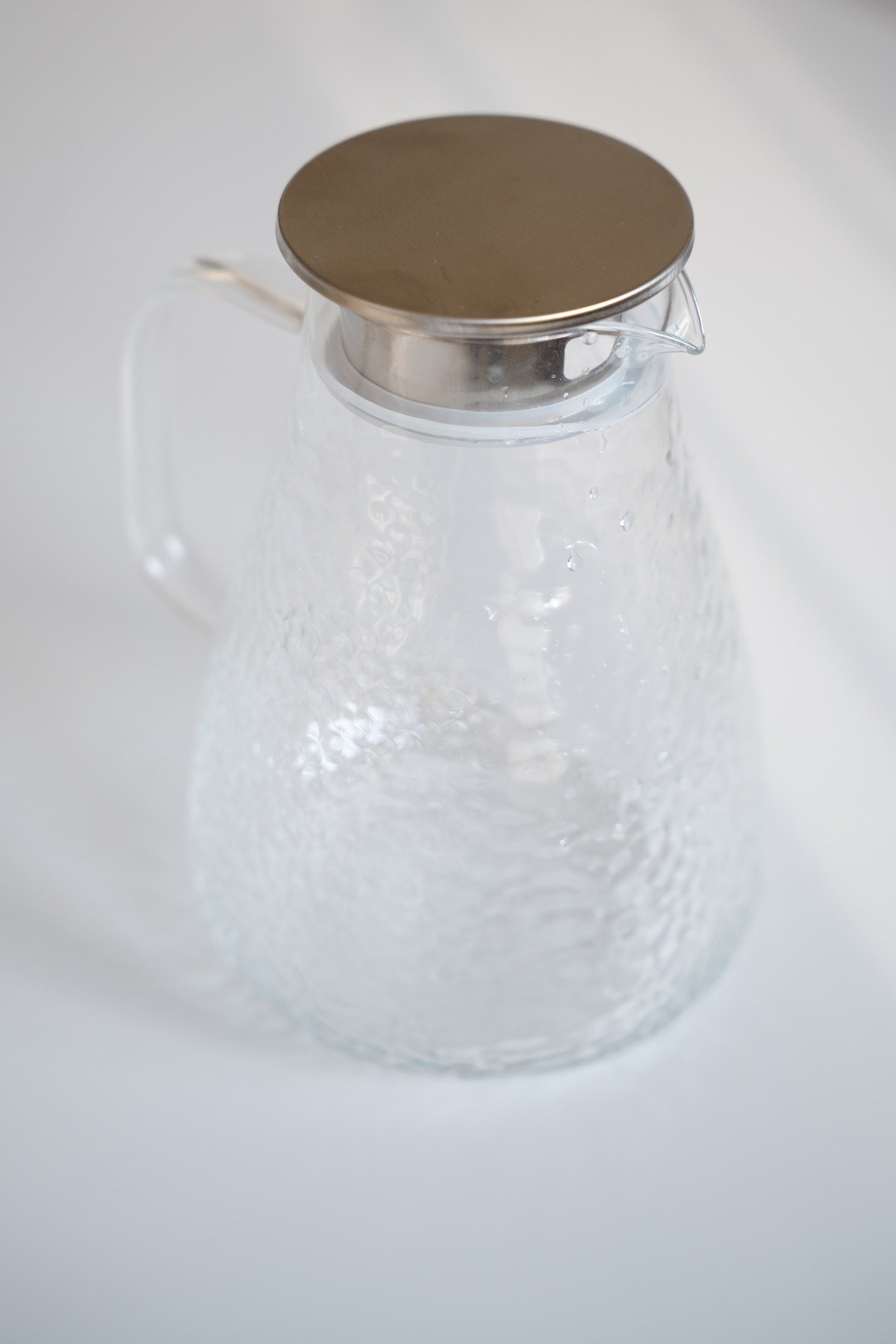 Kabartmalı Cam Sürahi - Metal Filtre Kapaklı 1700 ml