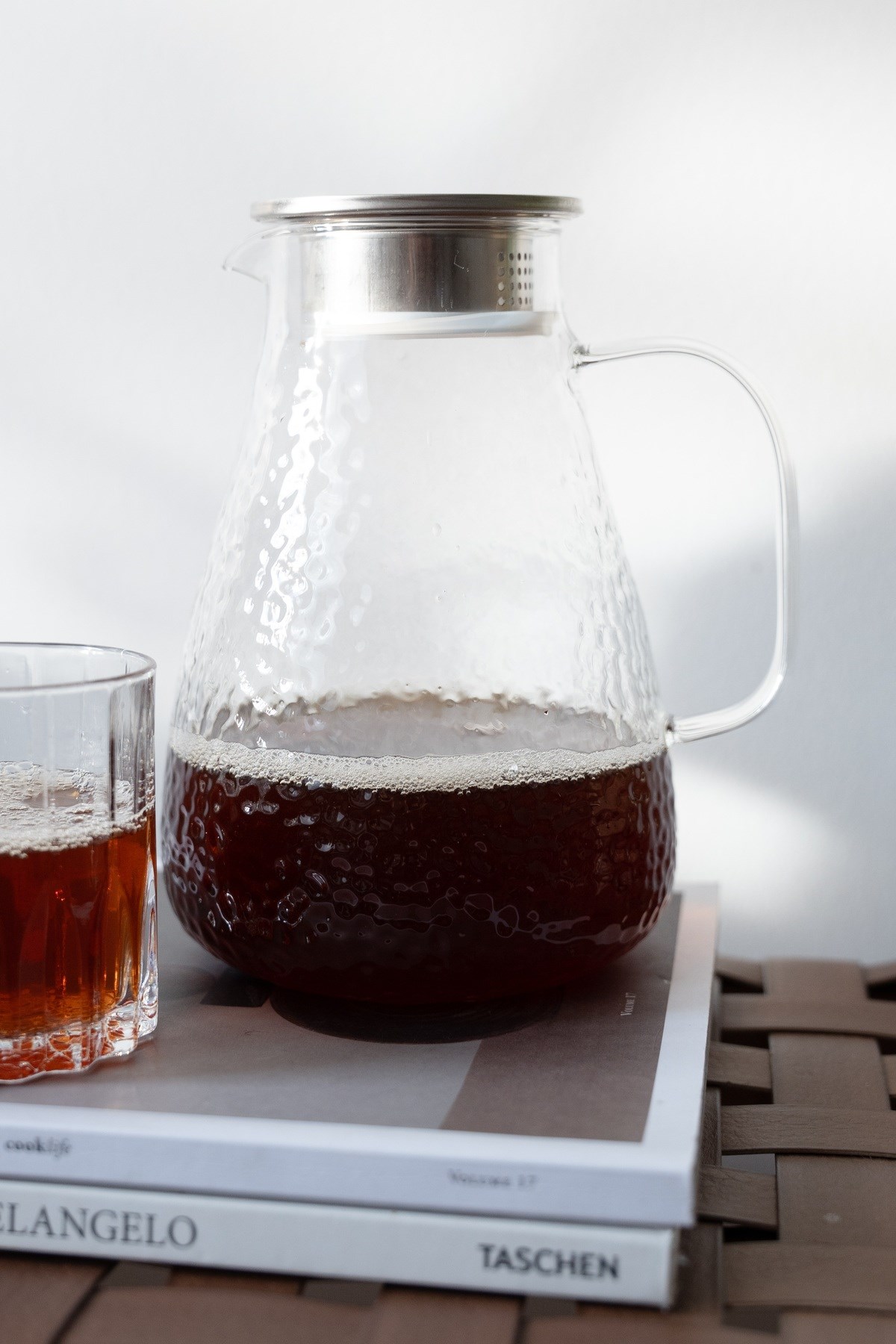 Kabartmalı Cam Sürahi - Metal Filtre Kapaklı 1700 ml
