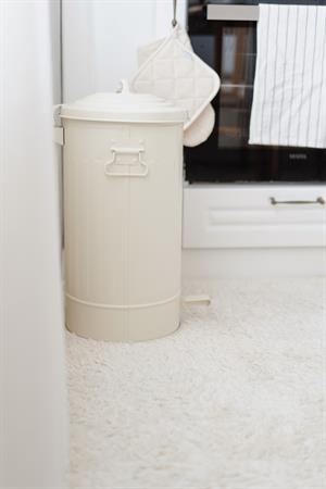 Galvaniz Krem Renk Pedallı 24 Litre Çöp Kovası