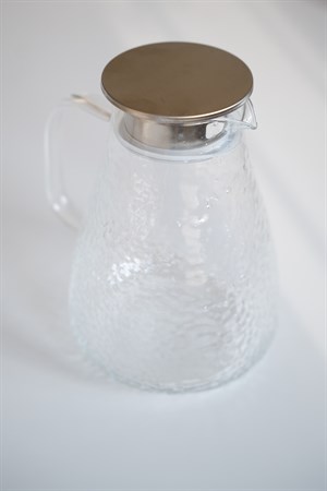 Kabartmalı Cam Sürahi - Metal Filtre Kapaklı 1700 ml
