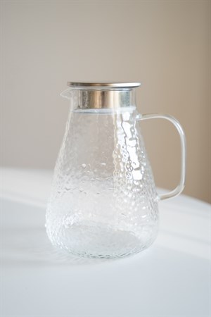 Kabartmalı Cam Sürahi - Metal Filtre Kapaklı 1700 ml