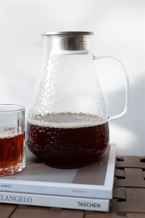 Kabartmalı Cam Sürahi - Metal Filtre Kapaklı 1700 ml