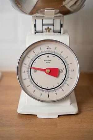 Retro Analog Mutfak Terazisi Krem Gövde, Gümüş Kase