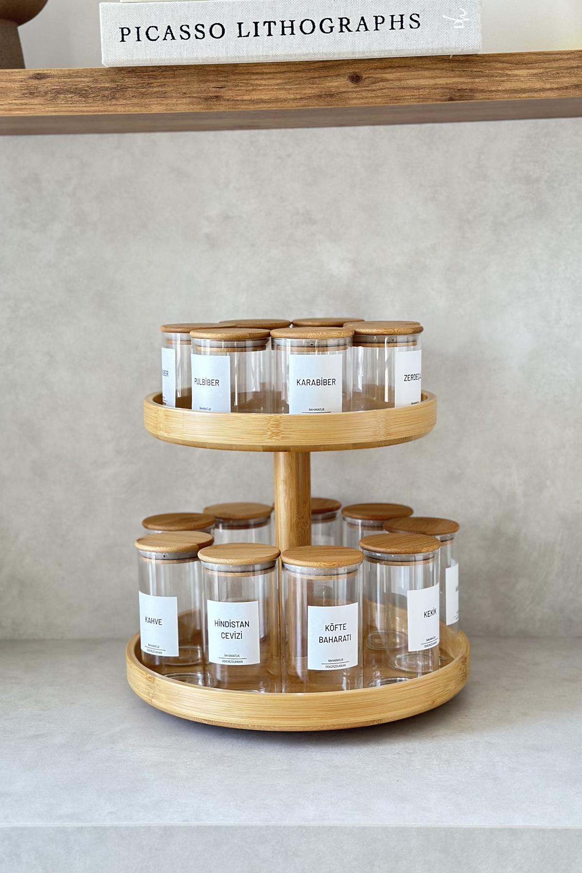16'lı Bambu Vakum Kapaklı ve Döner Standlı Baharatlık Seti (25 Adet Etiket) + 16 adet ahşap kaşık