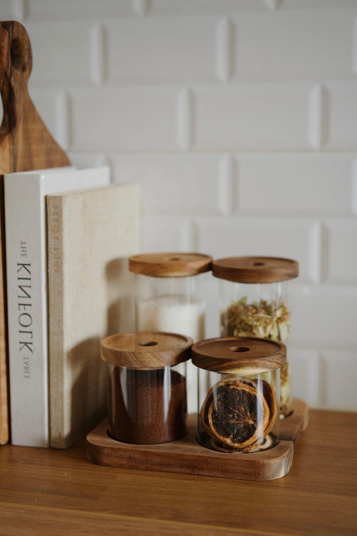 4'lü Standlı Akasya Vakum Kapaklı Kavanoz Seti