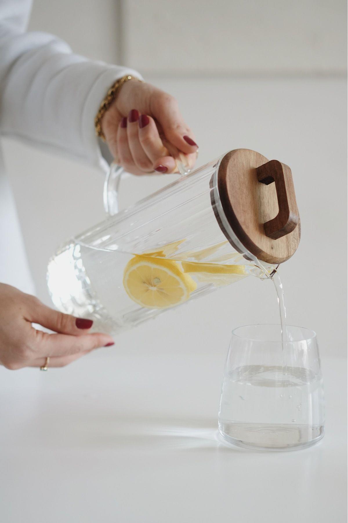 Akasya Kapaklı Borosilikat Cam Çizgili Çizgili Model Sürahi (1300ml)