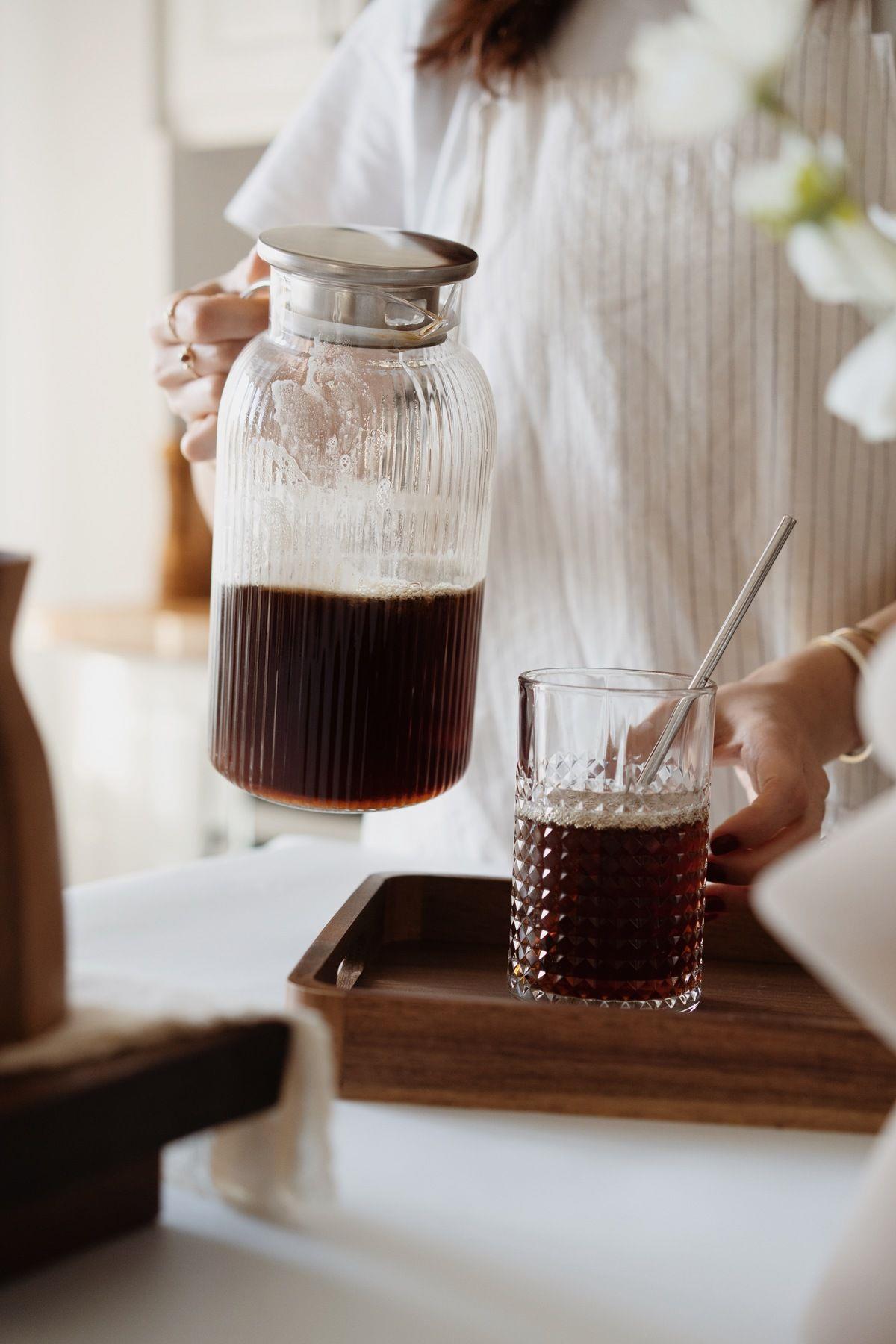 Metal Filtre Kapaklı Cam Sürahi