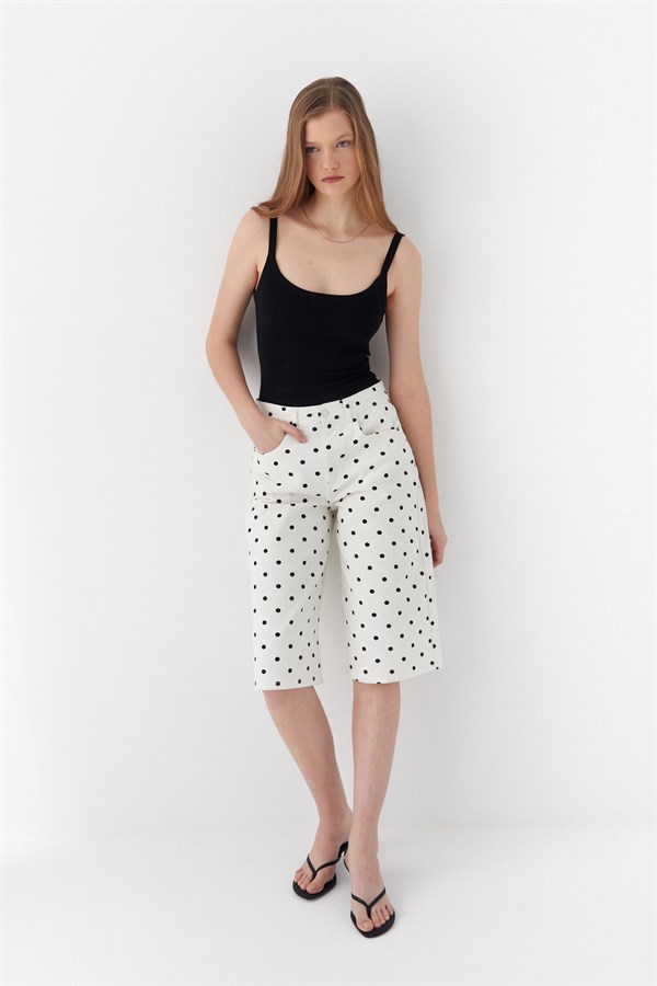 Puantiyeli Uzun Bermuda Şort Beyaz