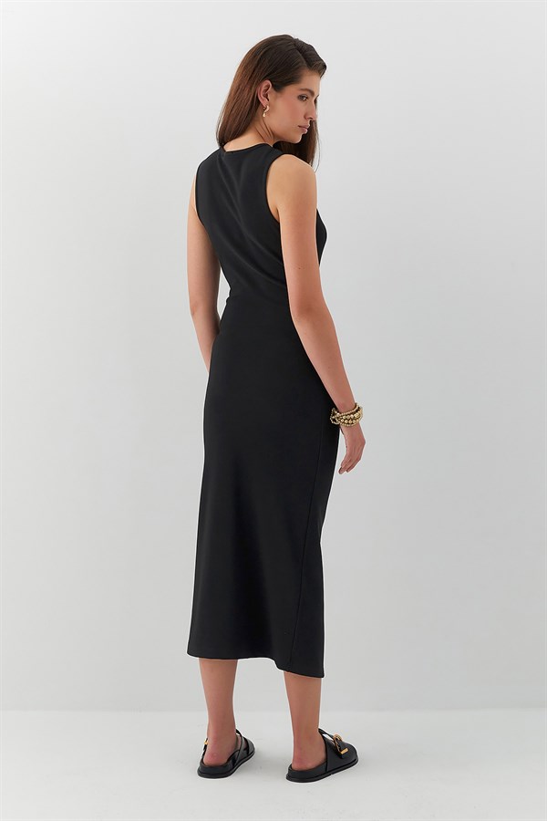 Tokalı Büzgülü Yırtmaçlı Midi Elbise Siyah