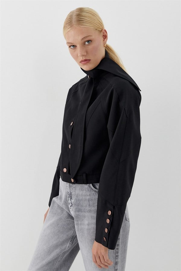 Yaka Detaylı Kısa Ceket Siyah