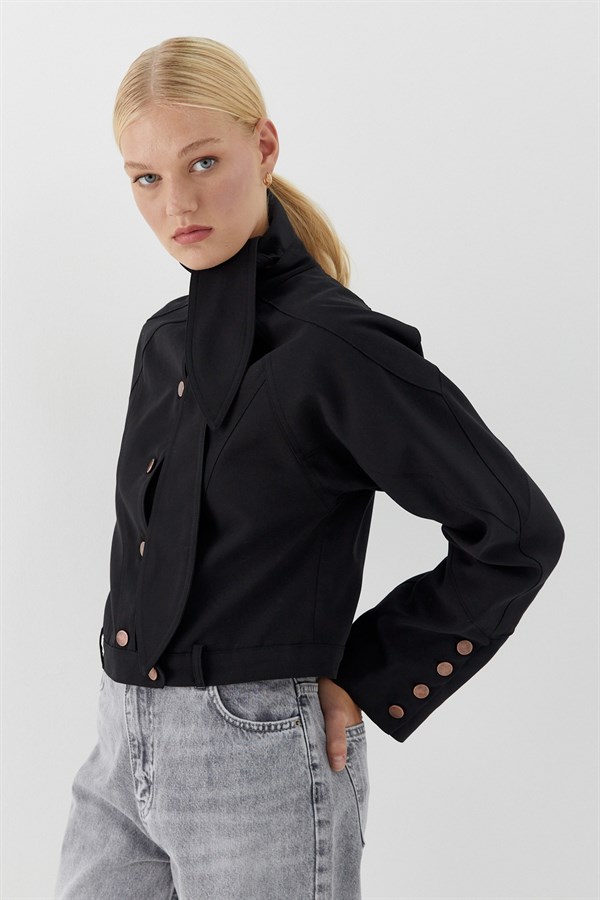 Yaka Detaylı Kısa Ceket Siyah