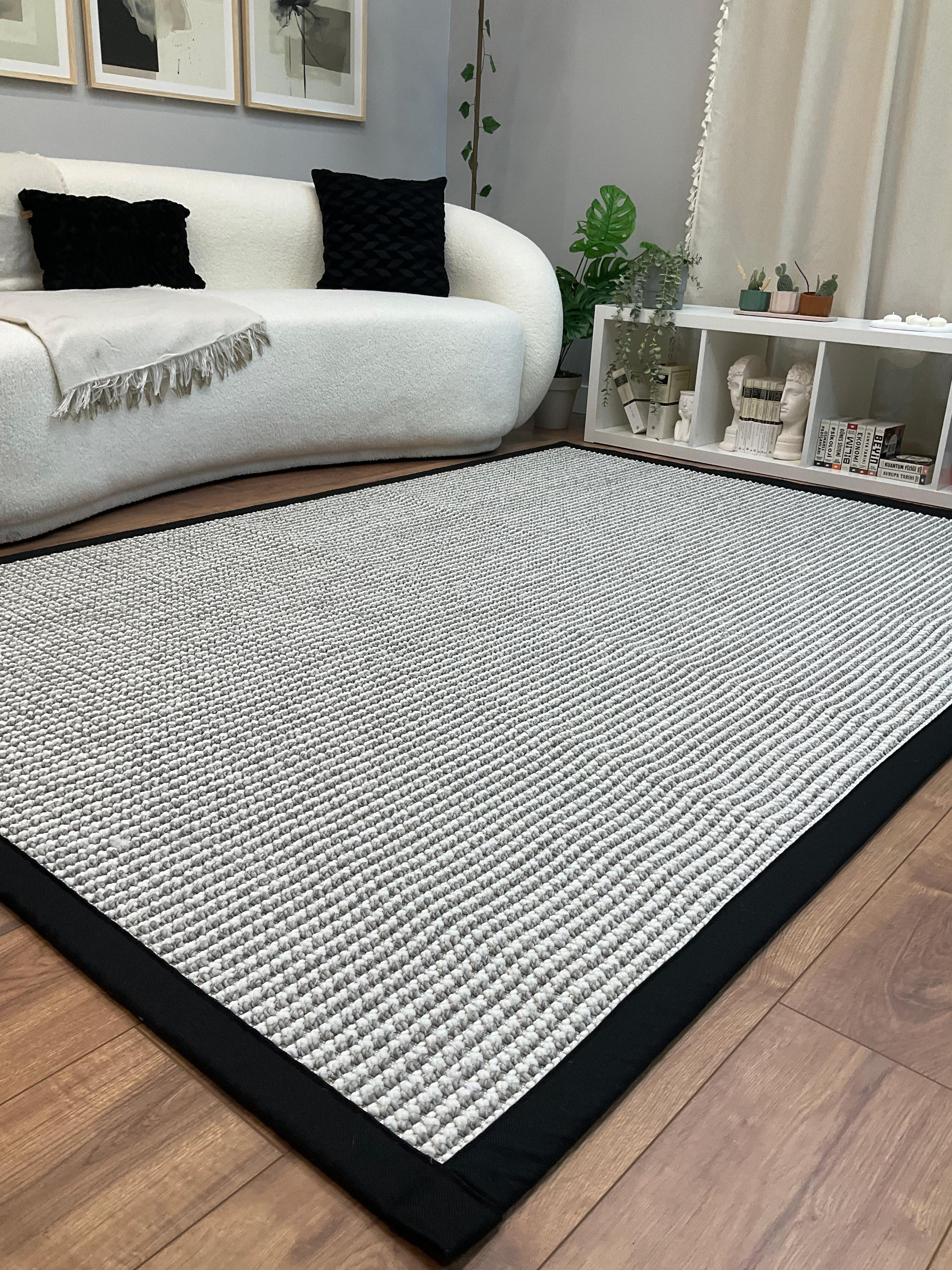 Kumaş Bordurlu Bukle Halı Modelleri – Toz vermez, Yıkanabilir, Uzun ÖmürlüSaraz HalıKumaş Bordür Gri Bukle Siyah Bordür  Halı Salon Koridor Mutfak Çocuk Odası Halısı  Kilim S270