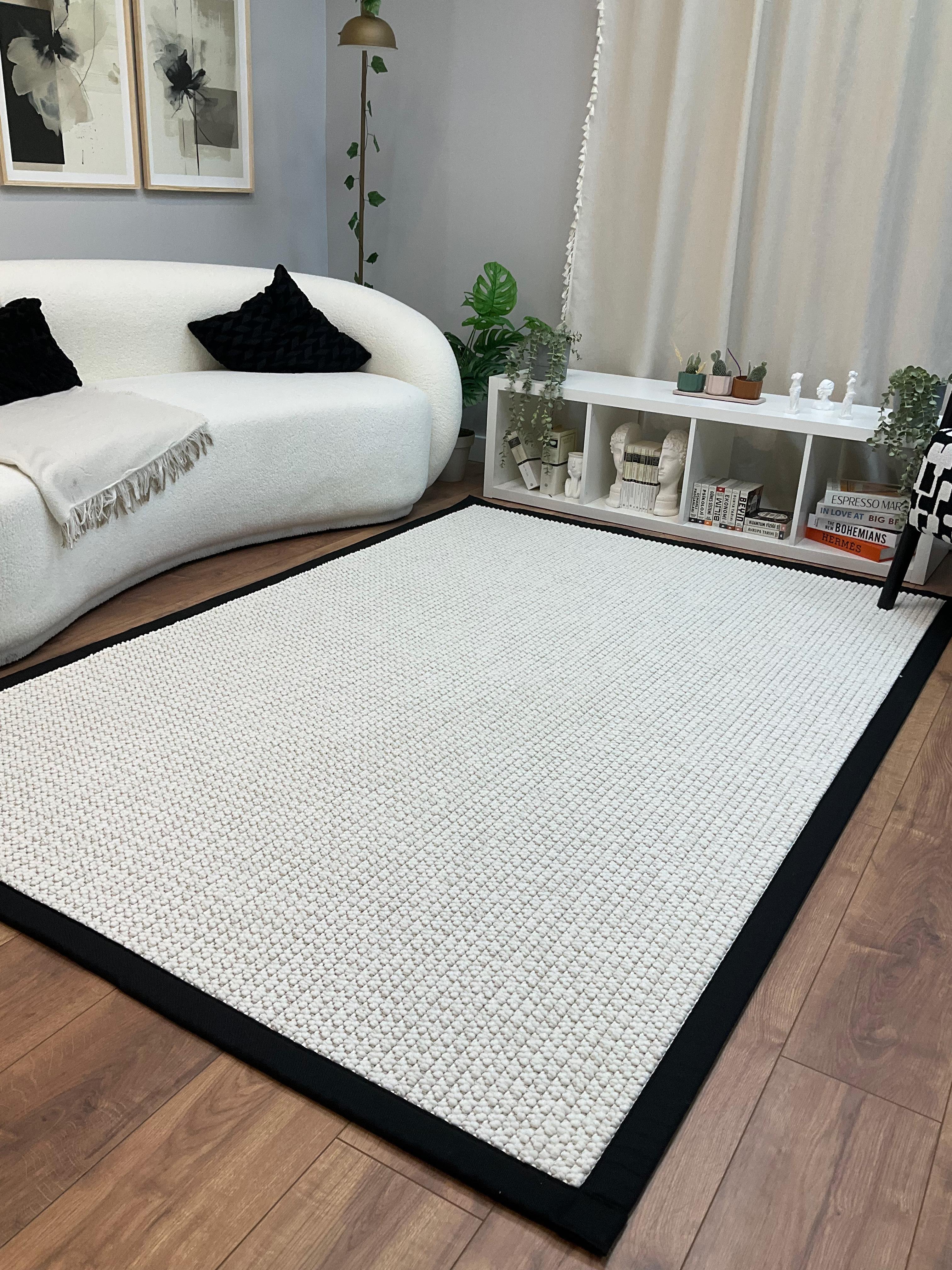 Kumaş Bordurlu Bukle Halı Modelleri – Toz vermez, Yıkanabilir, Uzun ÖmürlüSaraz HalıKumaş Bordür Beyaz Bukle Siyah Bordür  Halı Salon Koridor Mutfak Çocuk Odası Halısı  Kilim S256